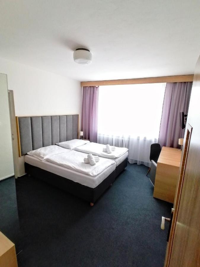 Horsky Hotel Jelenovska S Bazenem V Cene Valasske Klobouky Luaran gambar