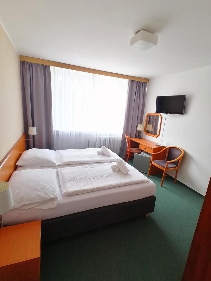 Horsky Hotel Jelenovska S Bazenem V Cene Valasske Klobouky Luaran gambar