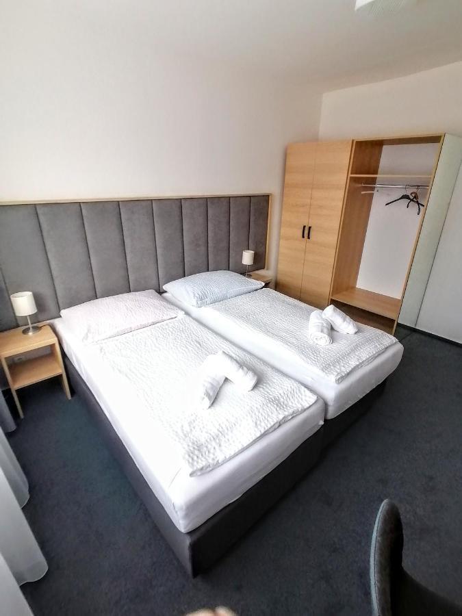 Horsky Hotel Jelenovska S Bazenem V Cene Valasske Klobouky Luaran gambar