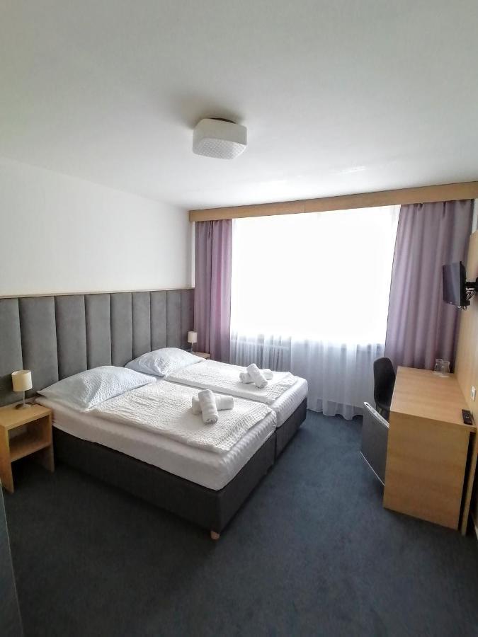 Horsky Hotel Jelenovska S Bazenem V Cene Valasske Klobouky Luaran gambar