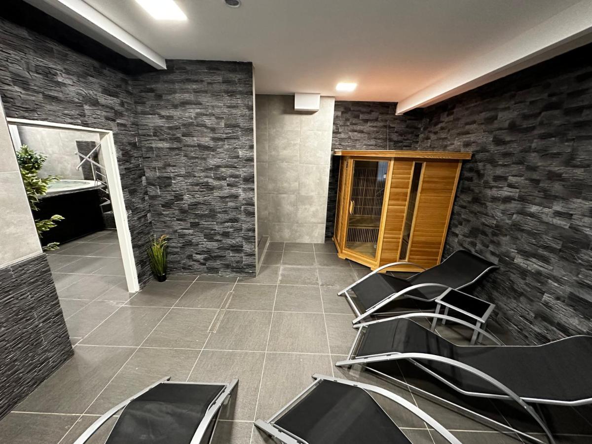 Horsky Hotel Jelenovska S Bazenem V Cene Valasske Klobouky Luaran gambar