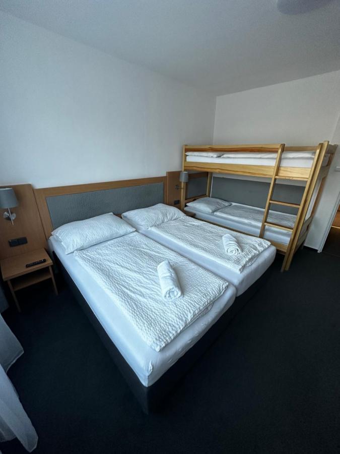 Horsky Hotel Jelenovska S Bazenem V Cene Valasske Klobouky Luaran gambar