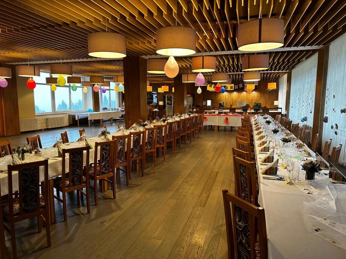 Horsky Hotel Jelenovska S Bazenem V Cene Valasske Klobouky Luaran gambar