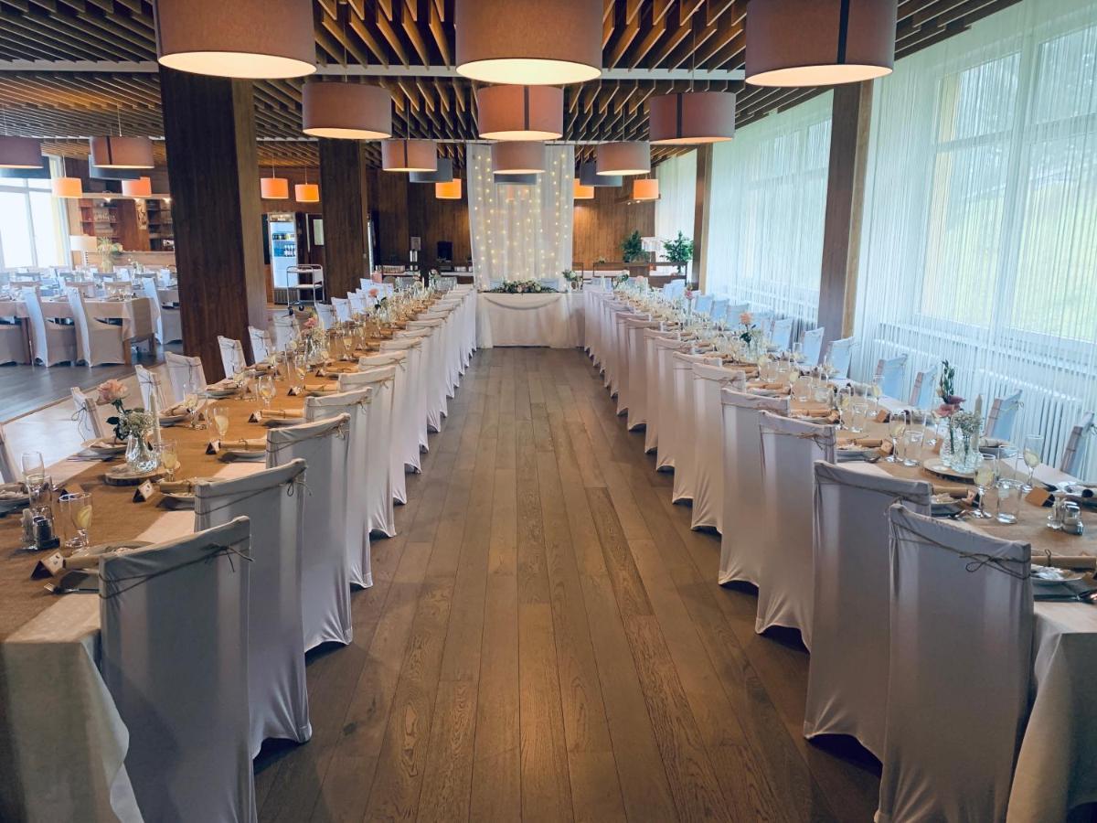 Horsky Hotel Jelenovska S Bazenem V Cene Valasske Klobouky Luaran gambar