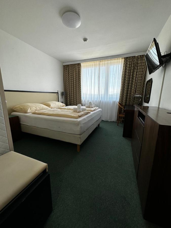 Horsky Hotel Jelenovska S Bazenem V Cene Valasske Klobouky Luaran gambar