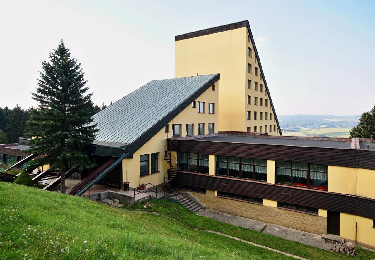 Horsky Hotel Jelenovska S Bazenem V Cene Valasske Klobouky Luaran gambar