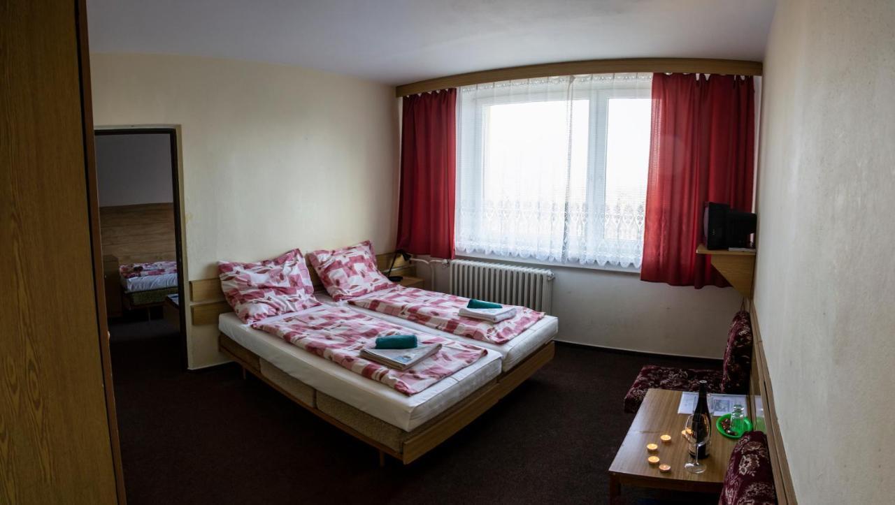 Horsky Hotel Jelenovska S Bazenem V Cene Valasske Klobouky Luaran gambar
