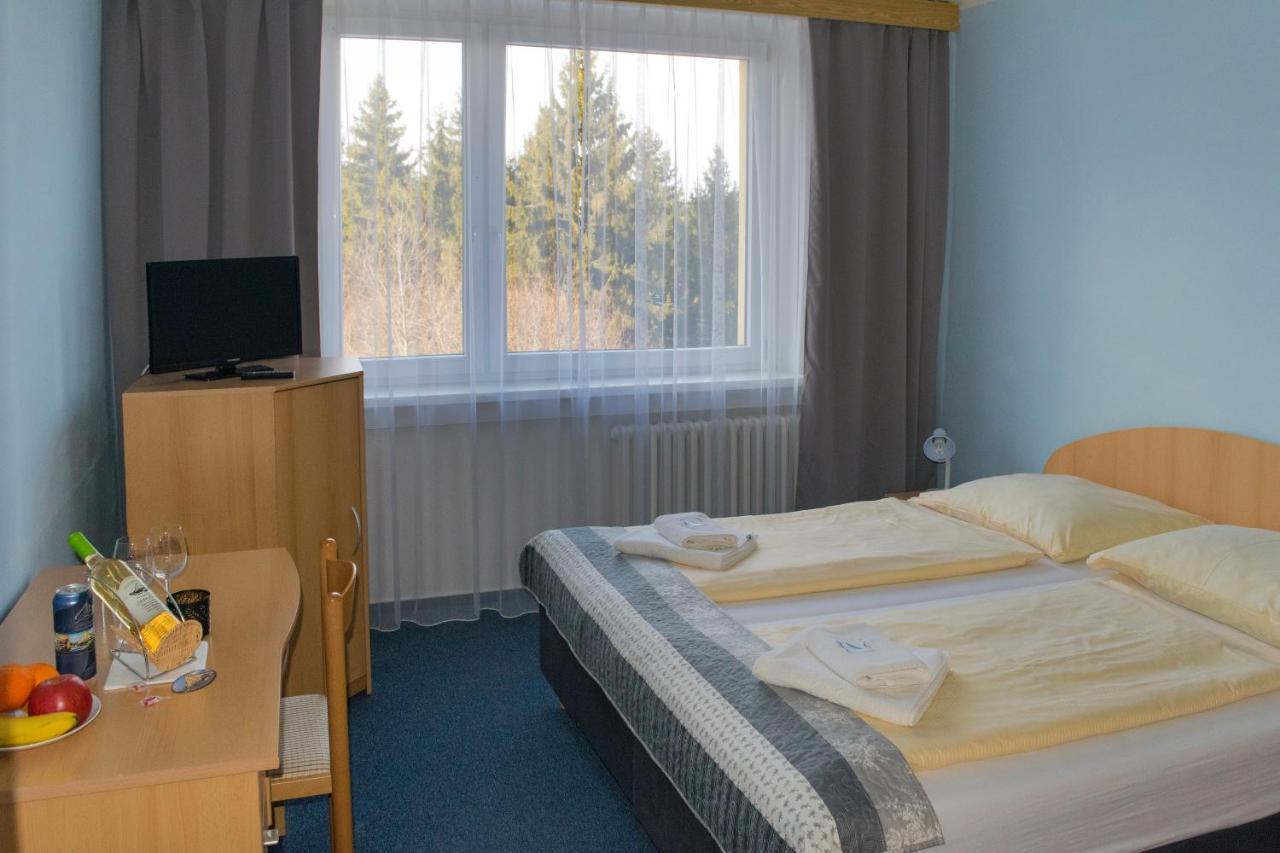 Horsky Hotel Jelenovska S Bazenem V Cene Valasske Klobouky Luaran gambar