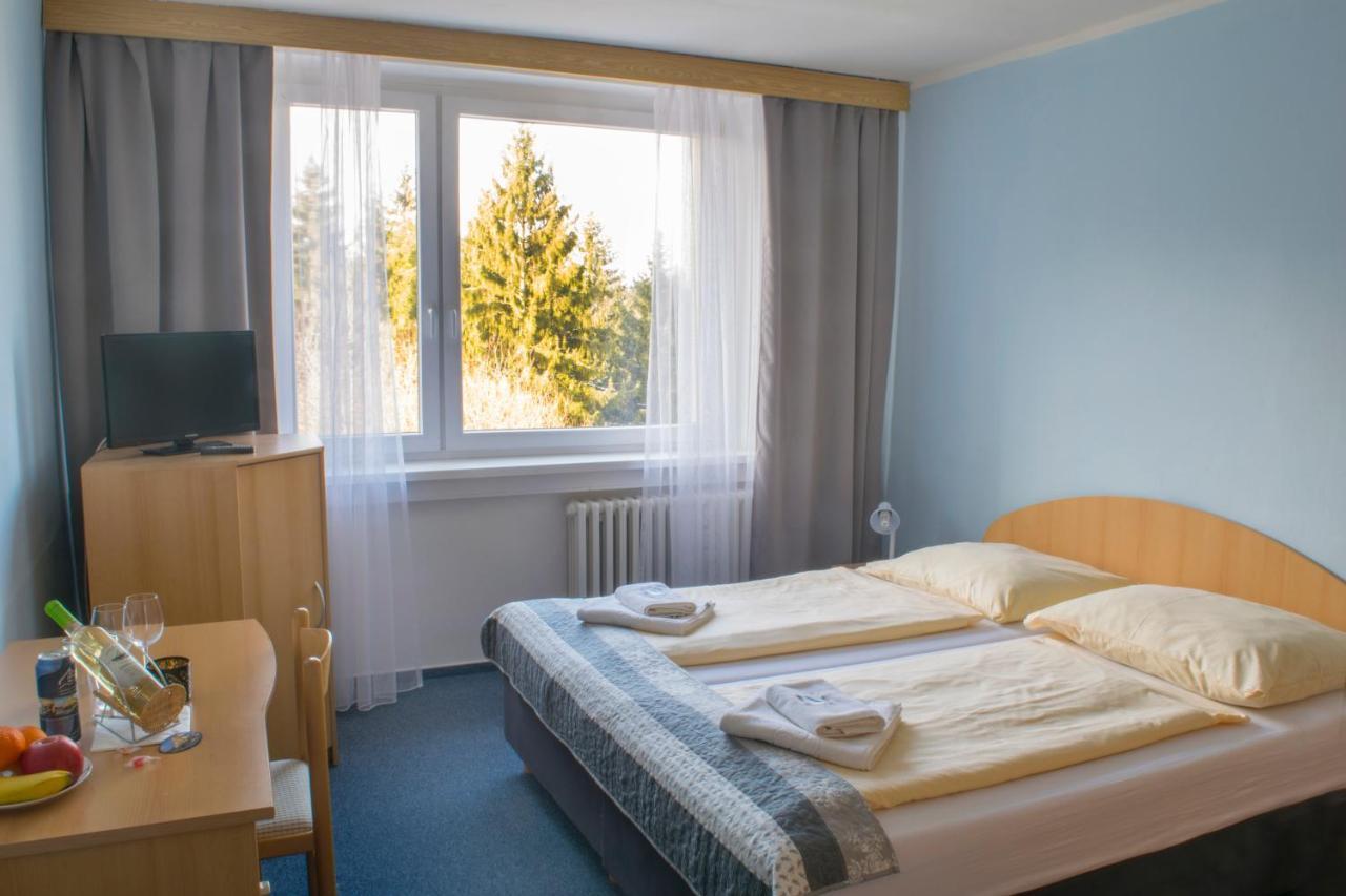Horsky Hotel Jelenovska S Bazenem V Cene Valasske Klobouky Luaran gambar